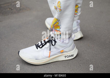 Mailand - Januar 15: Mann mit weißem Schaum Nike Schuhe und Hose mit Schmetterlingen design vor Fendi fashion show, Mailand Fashion Week street style Stockfoto