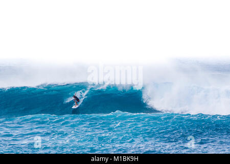 Banzai Pipeline, Oahu/Hawaii - Februar 27, 2017: ein Surfer reiten Barrel die Banzai Pipeline, einem sehr beliebten pro-Surf Spot am Northshore region Stockfoto