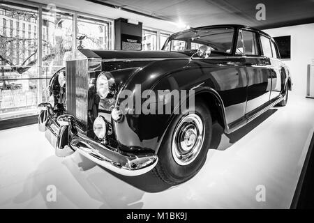 BERLIN - Dezember 21, 2017: Showroom. Ultra - Exklusive 4-türiger Limousine Rolls-Royce Phantom V, 1961. Aufbauten von Park Ward. Schwarz und Weiß. Stockfoto