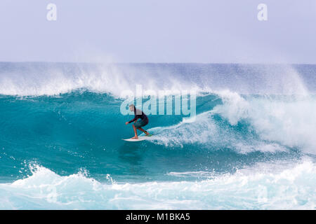 Banzai Pipeline, Oahu/Hawaii - Februar 27, 2017: ein Surfer reiten Barrel die Banzai Pipeline, einem sehr beliebten pro-Surf Spot am Northshore region Stockfoto