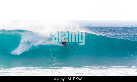 Banzai Pipeline, Oahu/Hawaii - Februar 27, 2017: ein Surfer reiten Barrel die Banzai Pipeline, einem sehr beliebten pro-Surf Spot am Northshore region Stockfoto