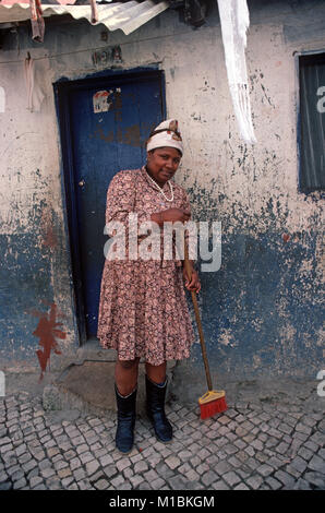 Kap Verde Frau putzen außerhalb Ihrer Tür, Lissabon, Portugal Stockfoto