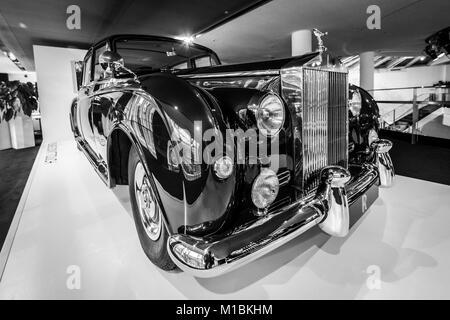 BERLIN - Dezember 21, 2017: Showroom. Ultra - Exklusive 4-türiger Limousine Rolls-Royce Phantom V, 1961. Aufbauten von Park Ward. Schwarz und Weiß. Stockfoto