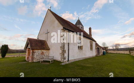 St Huberts Kirche, Idsworth, Hampshire, Großbritannien - Januar Sonnenuntergang Stockfoto