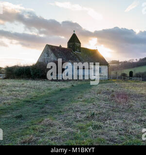 St Huberts Kirche, Idsworth, Hampshire, Großbritannien - Januar Sonnenuntergang Stockfoto