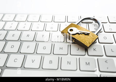 Selektiver Fokus auf Metall lock auf der Tastatur Stockfoto