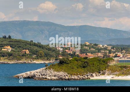 Ein Blick Kassiopi Dorf mit Häusern auf den Hügeln. Nord-ost-Küste von Korfu, Griechenland Stockfoto