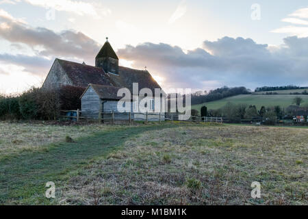 St Huberts Kirche, Idsworth, Hampshire, Großbritannien - Januar Sonnenuntergang Stockfoto