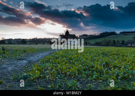 St Huberts Kirche, Idsworth, Hampshire, Großbritannien - Januar Sonnenuntergang Stockfoto