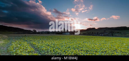 St Huberts Kirche, Idsworth, Hampshire, Großbritannien - Januar Sonnenuntergang Stockfoto