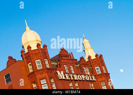 Das Metropole Hotel mit Mond hinter am Meer in Blackpool Lancashire Stockfoto