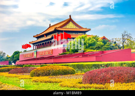 Mao Tse Tung Gugong Tor des Himmlischen Friedens Verbotene Stadt Palast Wand Beijing China. Chinesische Sprichwörter auf Gate sind Es lebe der Volksrepublik China und lange L Stockfoto