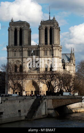 AJAXNETPHOTO. 1. APRIL 2006. PARIS, Frankreich. - EGLISE DE NOTRE DAME. Foto: Jonathan Eastland/AJAX REF: D1X 60104 818 Stockfoto