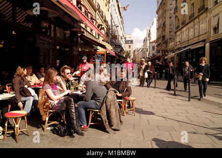 AJAXNETPHOTO. 2008 Paris, Frankreich. - CAFE GESELLSCHAFT - Gönner genießen Sie den Sonnenschein in der RUE ST. ANDRE D'ARTS. Foto: Jonathan Eastland/AJAX REF: 81604 314 Stockfoto