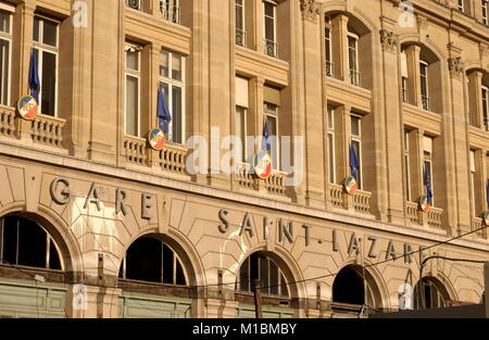 AJAXNETPHOTO. DEZEMBER 2008. PARIS FRANKREICH. - HAUPTBAHNHOF - GARE ST.LAZARE, SAINT-LAZARE GRAND CENTRAL PARIS FASSADE. FOTO;JONATHAN EASTLAND/AJAX REF:D1 82712 1835 Stockfoto