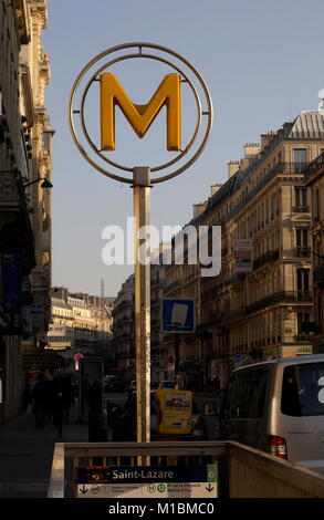 AJAXNETPHOTO. DEZEMBER 2008. PARIS, FRANKREICH. - MODERNE U-BAHN-SCHILDER MARKIEREN DEN EINGANG ZUM GARE ST.LAZARE, SAINT-LAZARE PARIS METRO UND GRAND CENTRAL STATION. FOTO: JONATHAN EASTLAND/AJAX REF:82712 1841 Stockfoto