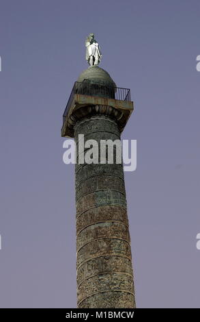 AJAXNETPHOTO. Dezember 2008. PARIS, Frankreich. - Die bronze Colonne Vendome in der Nacht in Place Vendome. Foto; Jonathan Eastland/AJAX REF 82912 1991 Stockfoto