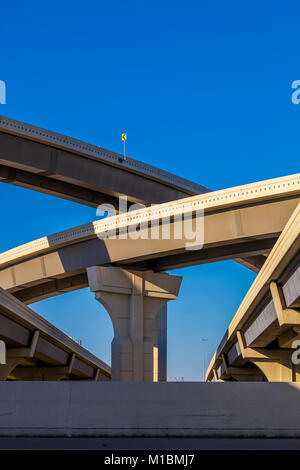 Abschnitt Hochstraße mit mehreren Ebenen gegen einen strahlend blauen Himmel Stockfoto