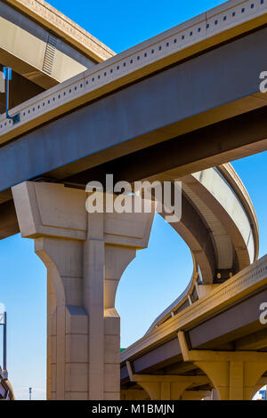 Abschnitt Hochstraße mit mehreren Ebenen gegen einen strahlend blauen Himmel Stockfoto