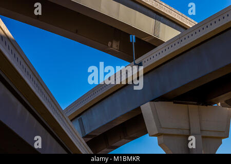 Abschnitt Hochstraße mit mehreren Ebenen gegen einen strahlend blauen Himmel Stockfoto