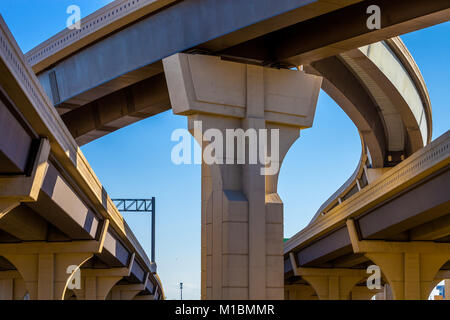 Abschnitt Hochstraße mit mehreren Ebenen gegen einen strahlend blauen Himmel Stockfoto