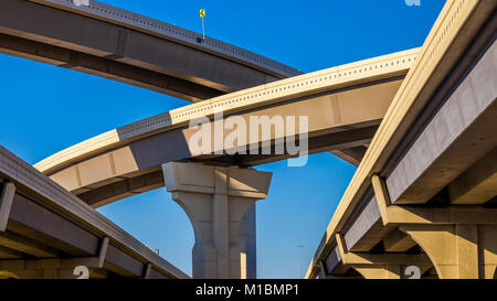 Abschnitt Hochstraße mit mehreren Ebenen gegen einen strahlend blauen Himmel Stockfoto