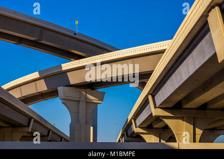 Abschnitt Hochstraße mit mehreren Ebenen gegen einen strahlend blauen Himmel Stockfoto