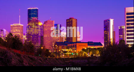 Houston Skyline bei Sonnenuntergang mit beleuchteten Wolkenkratzer Stockfoto