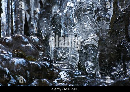 Interessante Eisformationen auf eine gefrorene Felswand in Finnland Stockfoto