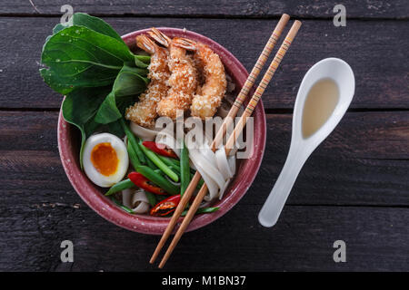 Schüssel leckere Nudelsuppe mit Garnelen Stockfoto