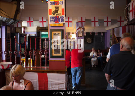 Die Einheimischen am Queens Head Pub, Burlslem, Stoke-on-Trent, sehen Sie sich das England WM-Spiel gegen Slowenien, 23. Juni 2010. Burslem war einst die Mutter Stadt der Keramik und Tonwaren Industrie, aber jetzt nur noch ein paar von den Topf Banken sind fuctioning wie die meisten der Branche hat nach Fernost verlagert. Rich Bowen Fotografie Stockfoto