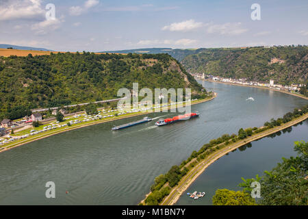 Frachtschiffe auf dem Rhein, Oberes Mittelrheintal, in der Nähe von St. Goar, Deutschland Stockfoto