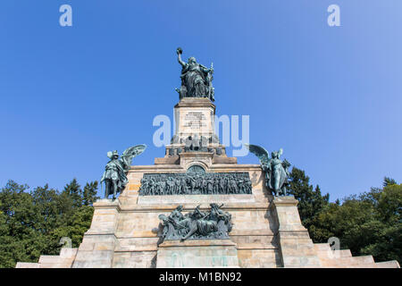 Niederwalddenkmal Germania Statue, Teil des UNESCO-Welterbes Oberes Mittelrheintal, über dem Rhein in der Nähe von RŸdesheim, Deutschland Stockfoto