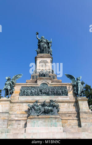 Niederwalddenkmal Germania Statue, Teil des UNESCO-Welterbes Oberes Mittelrheintal, über dem Rhein in der Nähe von RŸdesheim, Deutschland Stockfoto