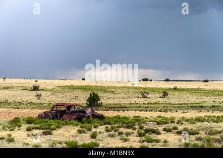 Alten rostigen Wracks der ein Auto in einem Feld neben der Straße 66, New Mexiko. Stockfoto