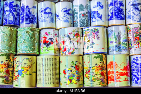 Alte chinesische Design bunte Tassen Panjuan Flohmarkt Beijing China. Panjuan Flohmarkt Curio Markt hat viele Fälschungen, Repliken und Kopien von älteren Maschinen Stockfoto