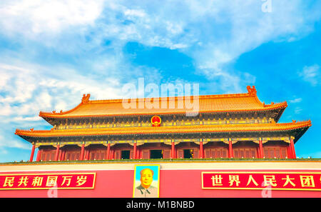 Mao Tse Tung Gugong Tor des Himmlischen Friedens Verbotene Stadt Palast Wand Beijing China. Chinesische Sprichwörter auf Gate sind Es lebe der Volksrepublik China und lange L Stockfoto