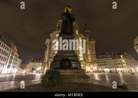 Martin Luther Statue vor der Frauenkirche in Dresden Deutschland am Abend Stockfoto