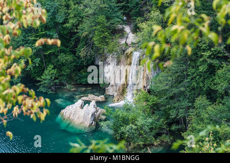 Wasserfall und See mit Steinen. Kroatien Stockfoto