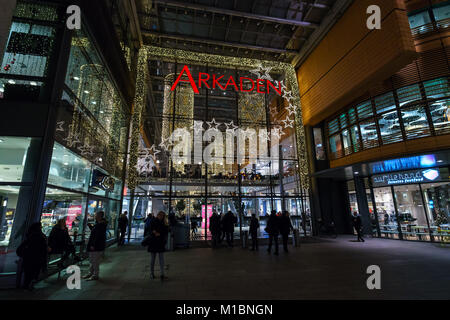 BERLIN - Dezember 18, 2017: Arkaden - neue und moderne Einkaufspassage am Potsdamer Platz in die Weihnachtsbeleuchtung. Stockfoto