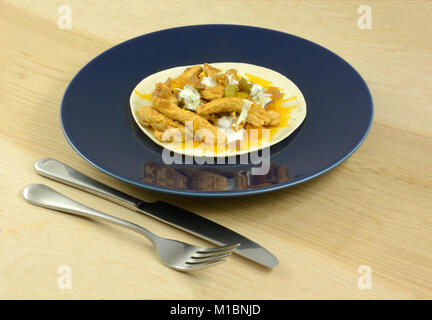 Weiche Tortilla Huhn tostada oder offene konfrontiert Chicken fajita mit saurer Sahne auf blauem Teller mit Messer und Gabel Stockfoto