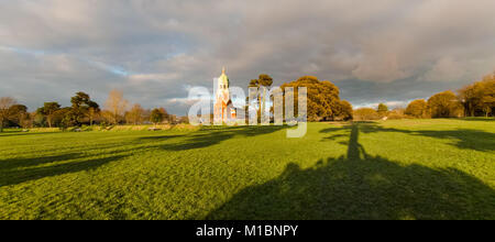 Winter Sonne kurz vor dem Sonnenuntergang auf der Kapelle an der alten Lazarett Website von netley jetzt als Royal Victoria Country Park in Hampshire bekannte Fallen Stockfoto