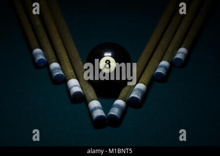 Eight Ball auf grün Billardtisch mit cue Sticks auf v-Form, stilvolle Billard Foto Stockfoto