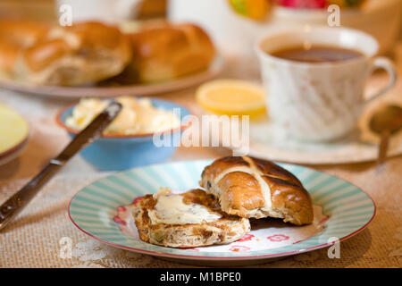 Hot Cross getoastetem Burgerbrötchen mit zerlassener Butter Stockfoto