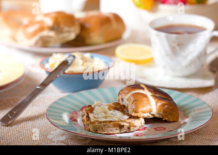 Frische Hot Cross Buns mit zerlassener Butter Stockfoto