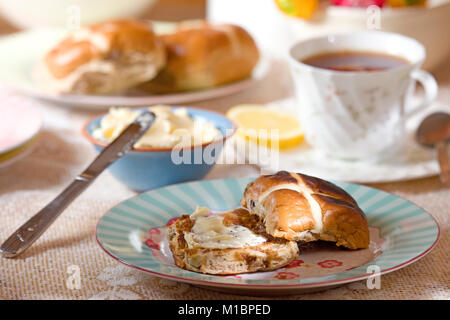 Hot Cross Buns mit zerlassener Butter Stockfoto