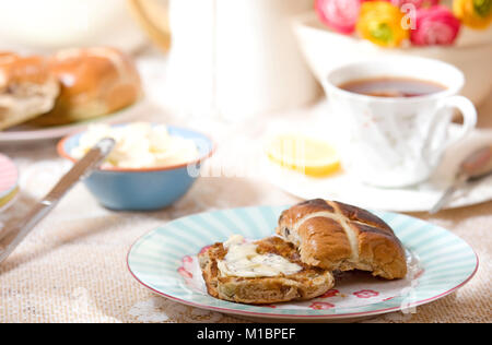 Frische Hot Cross bun mit zerlassener Butter Stockfoto