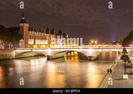 Conciergerie und Pont au Change an den Ufern der Seine in der Nacht, Île de la Cité, Paris, Frankreich Stockfoto