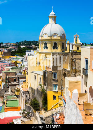 Auf der Insel Procida mit seinen bunten Häusern und der Kirche Santuario S. Maria delle Grazie Incoronata, Hafen Stockfoto