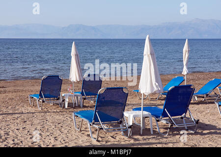 Sidari, Korfu, Griechenland. Sonnigen Tag und keine Menschen am Strand. Stockfoto